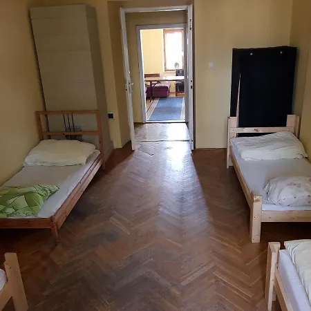 Shishkin Art Hostel *