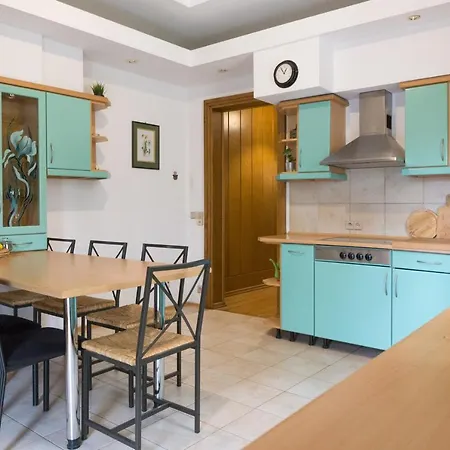 One & Only Center Up To 8 Guests