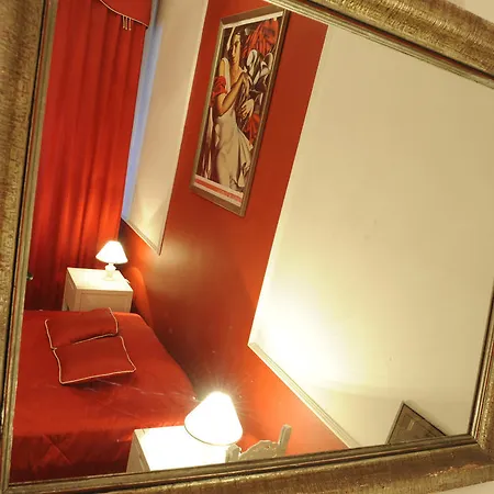 Deco Hostel *