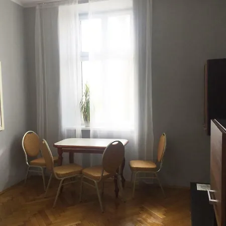 Shishkin Art Hostel *