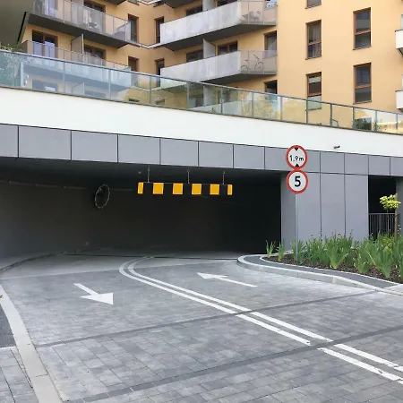 Shoq With Private Parking Apartamento