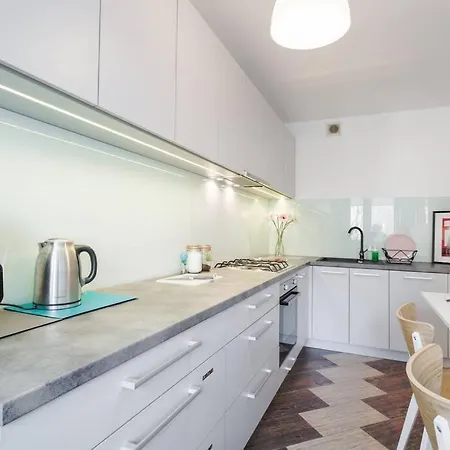 White Beds - For 6 People In The Center Apartment *
