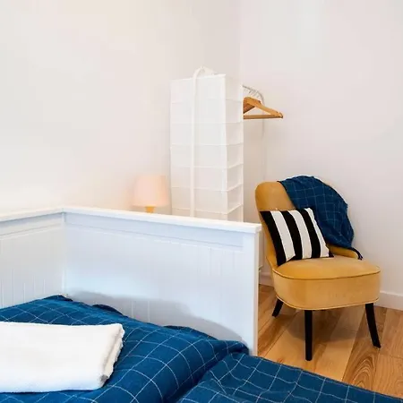 White Beds - For 6 People In The Center