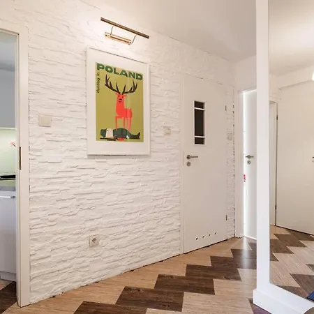 White Beds - For 6 People In The Center Apartment