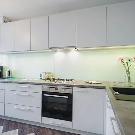 Apartment White Beds - For 6 People In The Center