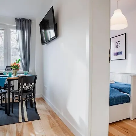 Apartment White Beds - For 6 People In The Center