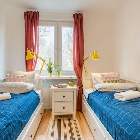 White Beds - For 6 People In The Center Apartment