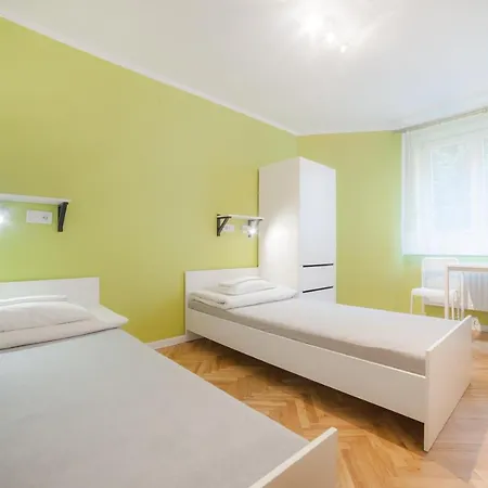 Dizzy Daisy Hostel