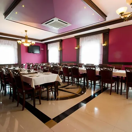 Bed & Breakfast Dworek Magnat 3*