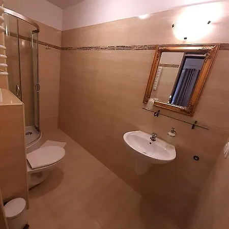 Hotel Dworek Złoty Róg I Restauracja 3*