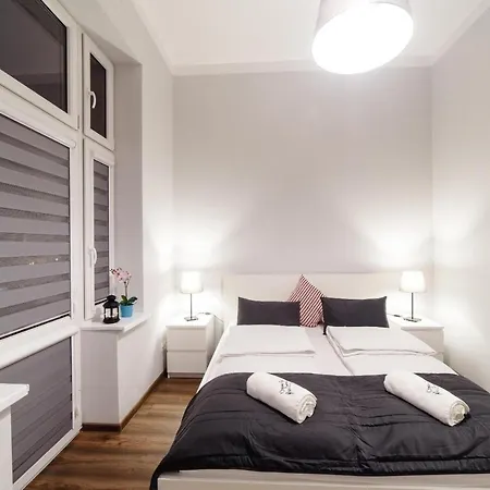 Aparthotel 2 Nights Apartments - Great Location, Right Next To Main Rail And Bus Station, 10 Min To Main Square By Foot