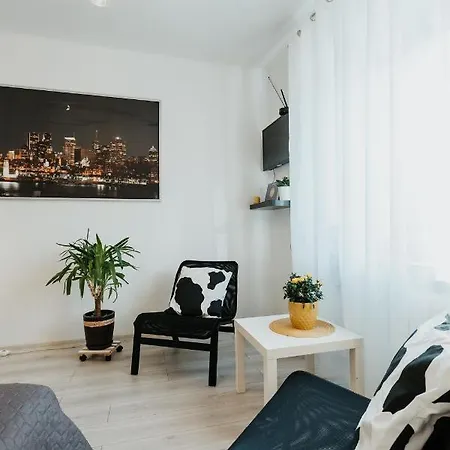 Charming Old Town & Jewish District, Quiet Neighborhood Apartment