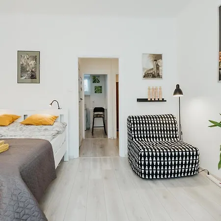 Charming Old Town & Jewish District, Quiet Neighborhood Apartment *