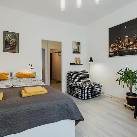 Charming Old Town & Jewish District, Quiet Neighborhood Apartment Krakow