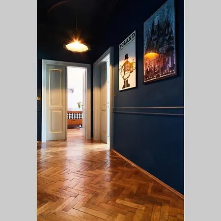 Househost Iii: Podbrzezie Street Apartment *
