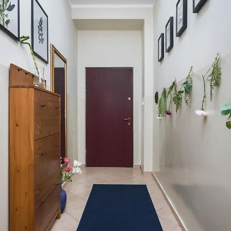 2 Bedroom Next To The Main Railway Station - By Upstairs