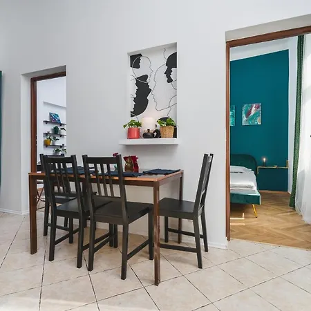 2 Bedroom Next To The Main Railway Station - By Upstairs