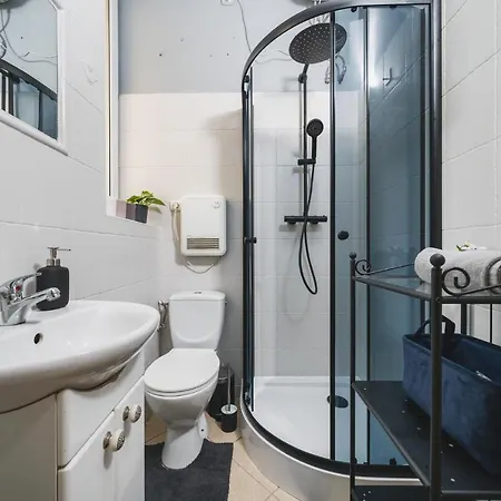 Apartment 2 Bedroom Next To The Main Railway Station - By Upstairs