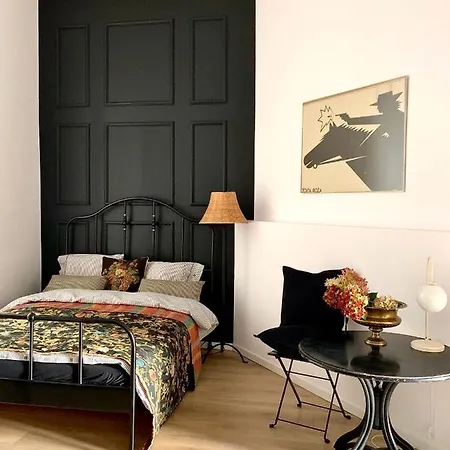 Apartment Black Velvet *