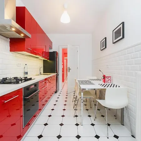Modern Urban Escape - Old Town - By Upstairs *