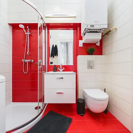 Modern Urban Escape - Old Town - By Upstairs