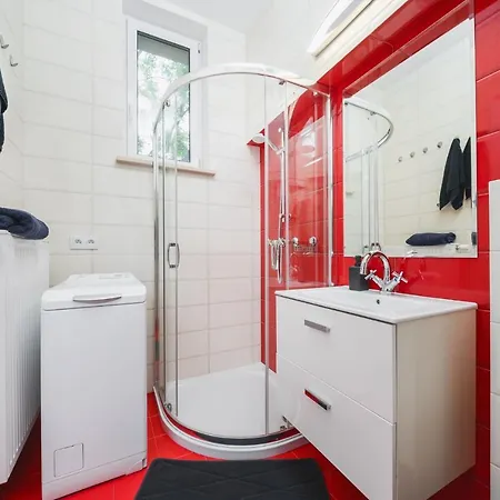 Modern Urban Escape - Old Town - By Upstairs