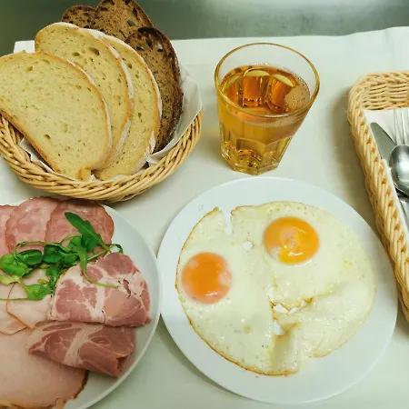 Hotel Dworek Złoty Róg I Restauracja 3*