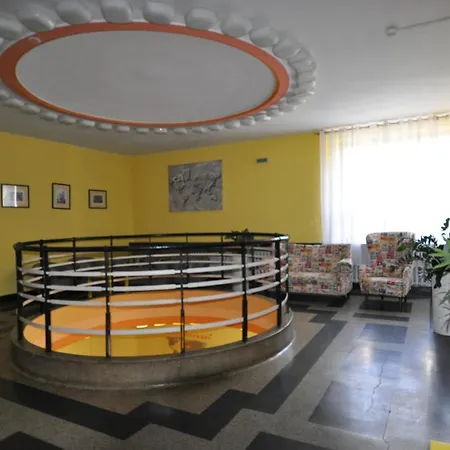 Schronisko Młodzieżowe Oleandry *