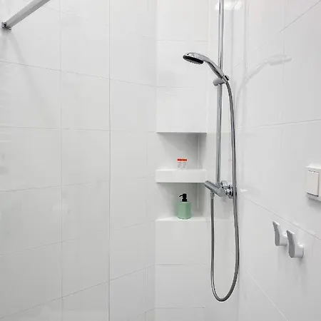 Beautiful For Couples With Air Conditioning - Old Town & Main Station Apartment