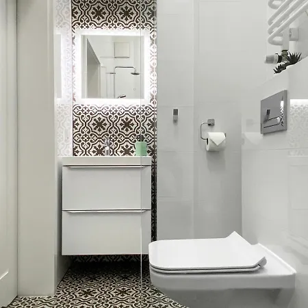 Beautiful For Couples With Air Conditioning - Old Town & Main Station Apartment