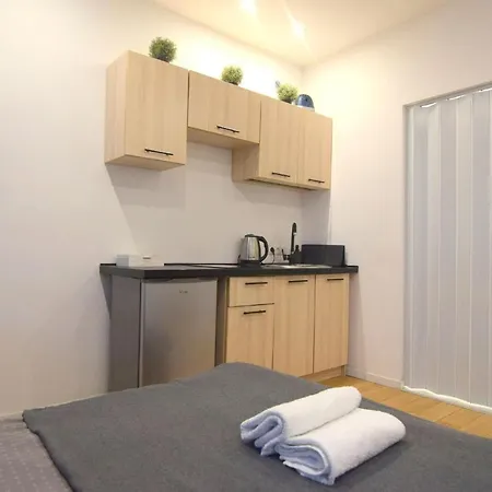 Topolowa - Self Check In - Next To Main Rail, 10 Min To Main Square Apartment Krakow