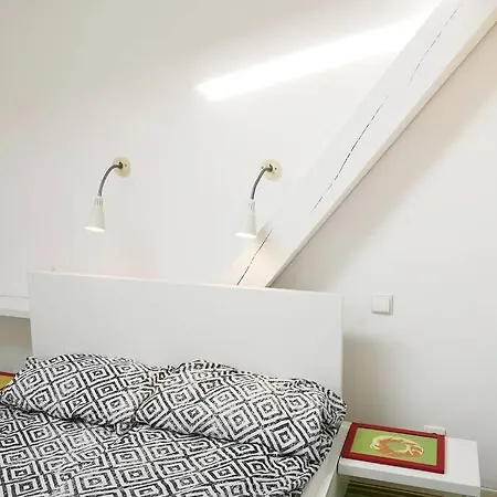 Cupcake 2 Bedroom Loft Apt In Location! *
