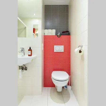 Cupcake 2 Bedroom Loft Apt In Location! *