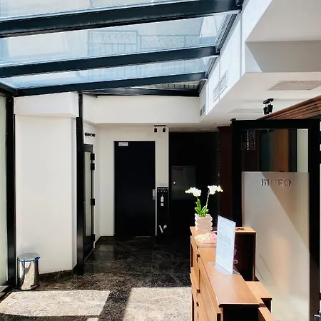 Beautiful For Couples With Air Conditioning - Old Town & Main Station Apartment