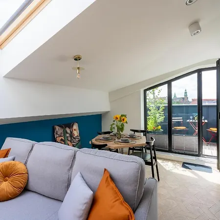 3 Minutes Old Town Apartment