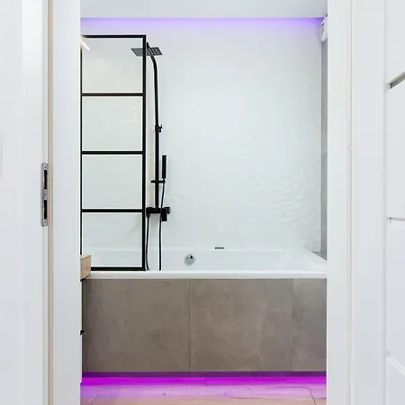 Apartment Movie Jacuzzi At The Main Station By Renters Krakau