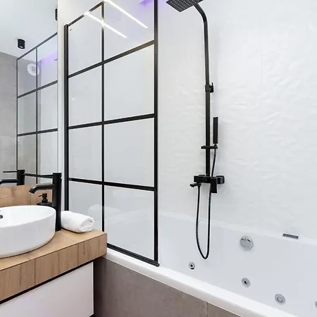 Movie Jacuzzi At The Main Station By Renters Apartment Krakau