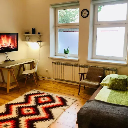 Apartment In Ivy Covered House, Near Old Town *
