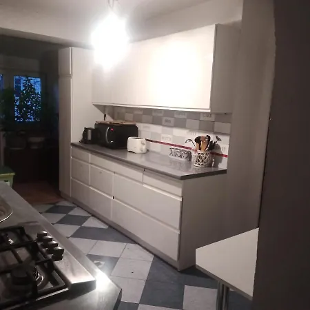 Kwatera prywatna Pokój W Domu Z Dużym Ogrodem