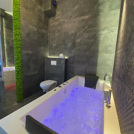 Bialy Z Jacuzzi Apartment *