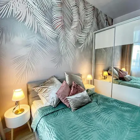 Bialy Z Jacuzzi Apartment *