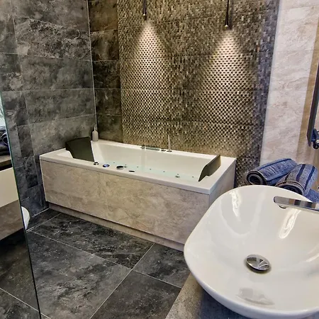 Bialy Z Jacuzzi Apartment