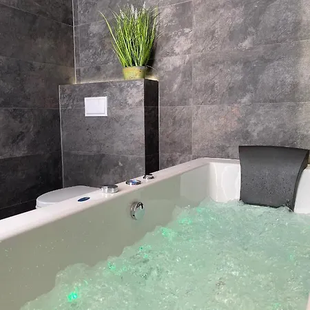 Bialy Z Jacuzzi Apartment Krakow