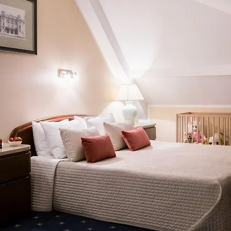 Booking Crown Piast & Spa Hotel
