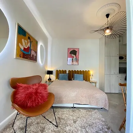 Luxury Panda In Old Town Apartment