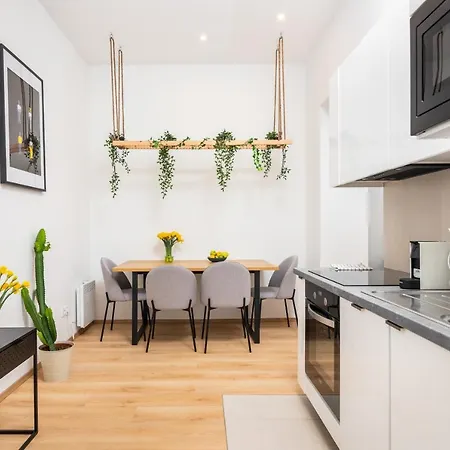 Modern Centrally Located - By Upstairs דירה