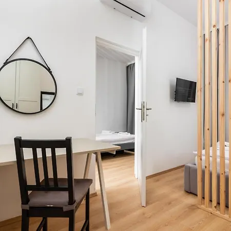 Modern Centrally Located - By Upstairs דירה