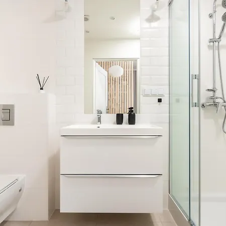 Modern Centrally Located - By Upstairs Apartamento *