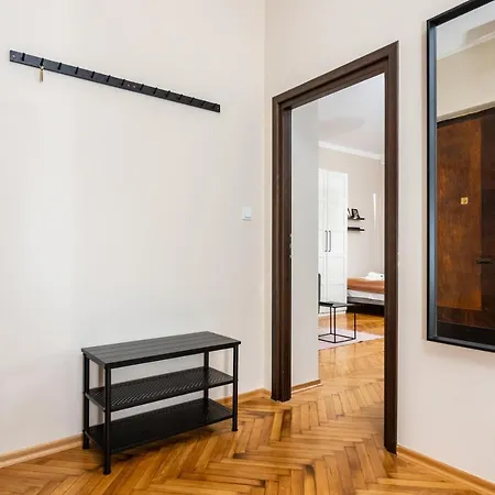 Spacious Around The Food Market - 5' To The Market Square - By Upstairs