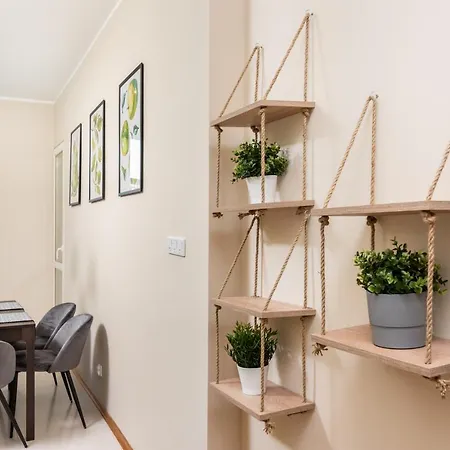 Apartment Spacious Around The Food Market - 5' To The Market Square - By Upstairs *